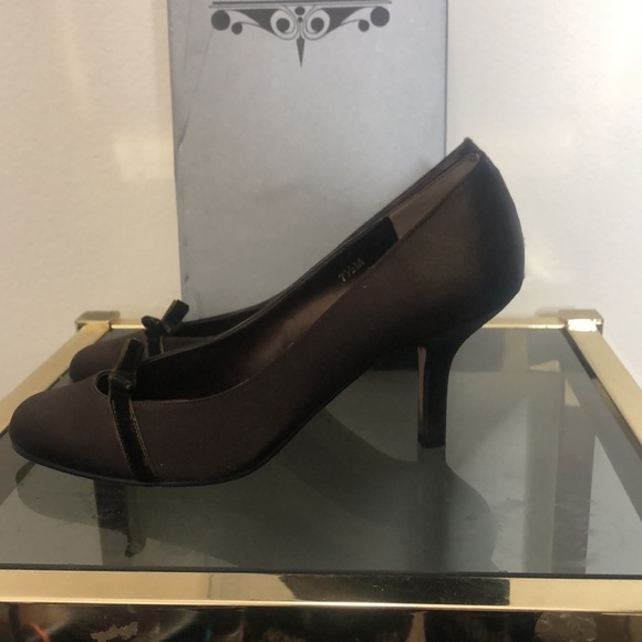Vaneli  womens brown bow kitten heel satin pump size 7.5 with box - Picture 4 of 10